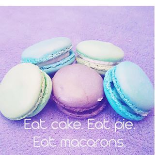 Stopped to buy these for my Valentine @clara_anderson. <----π· #love #daughters #macarons